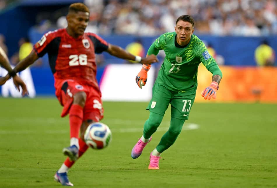 Muslera se atrapalhou no segundo gol de Cabo Verde contra o Uruguai (Foto:CHANDAN KHANNA / AFP)