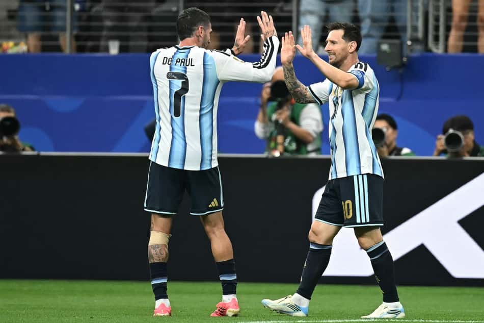 Lionel Messi comemora com De Paul seu primeiro gol na vitória sobre a Áustria