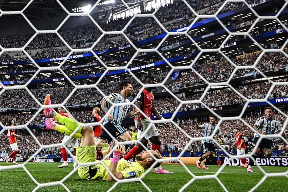  Messi corre para comemorar o primeiro gol da Argentina sobre a Áustria em Dallas  (Foto: Paul ELLIS / AFP)