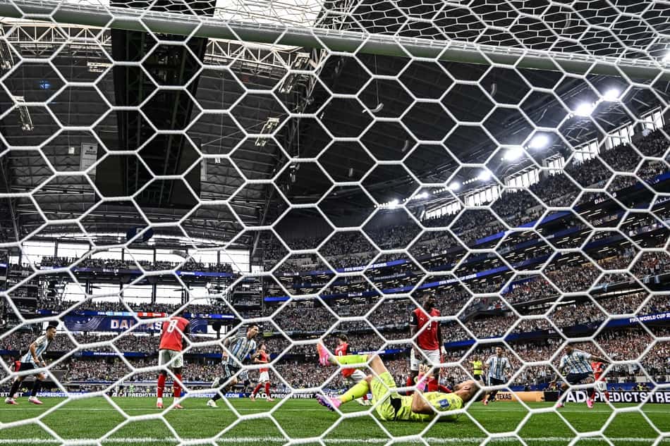 Lionel Messi corre para comemorar o primeiro gol da Argentina sobre a Áustria (Foto: Paul ELLIS / AFP)
