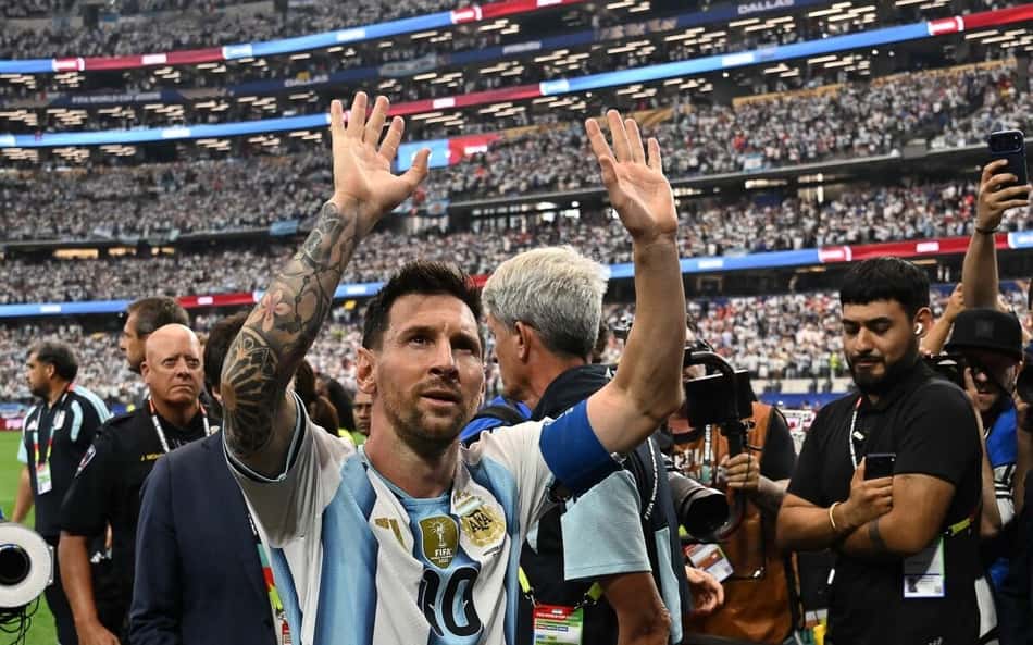 Lionel Messi saúda a torcida após a vitória da Argentina sobre a Áustria (Foto: Paul ELLIS / AFP)