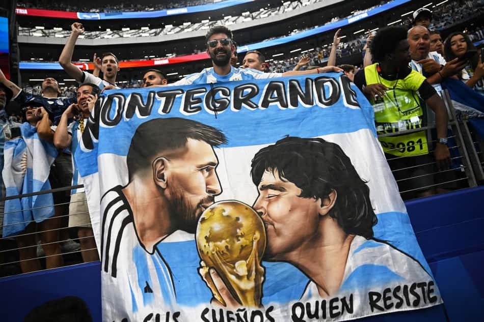 Bandeira da torcida argentina homenageia Messi e Maradona na Copa do Mundo 2026