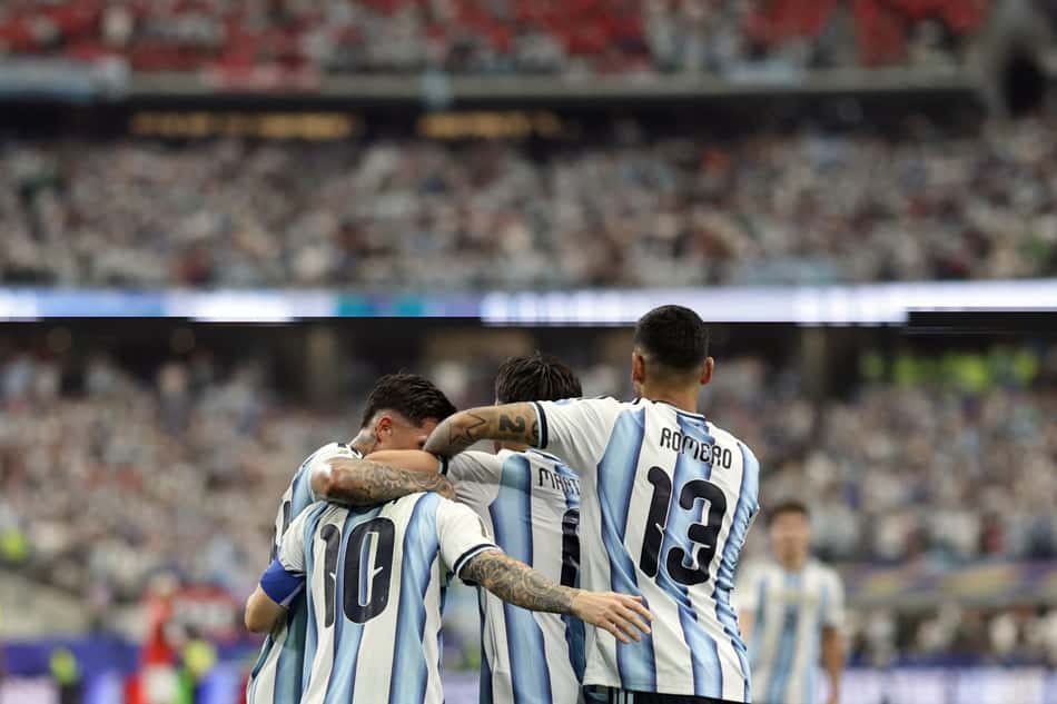Lionel Messi (10) é abraçado pelos companheiros após um dos gols da Argentina sobre a Áustria (Foto: Aric Becker / AFP)