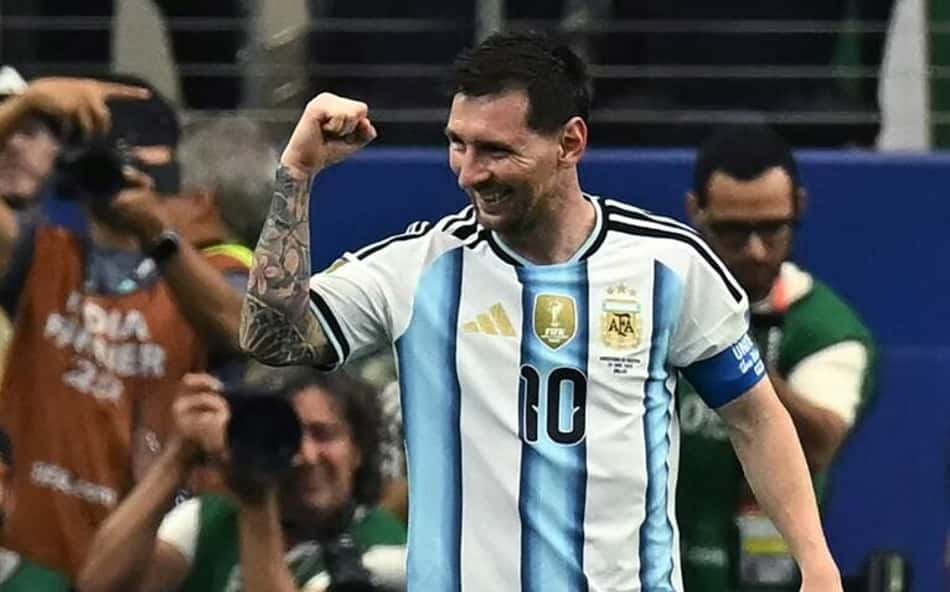 Lionel Messi comemora o segundo gol da Argentina sobre a Áustria (Foto: Paul ELLIS / AFP)