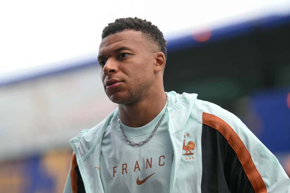 Mbappe utilizando jaqueta de viagem da França
