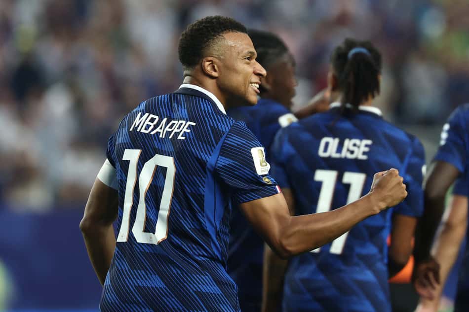 Mbappé comemora gol marcado com a camisa da França.