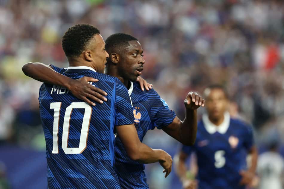 Mbappé comemora gol da França na Copa do Mundo com Dembélé (Foto: FRANCK FIFE / AFP)