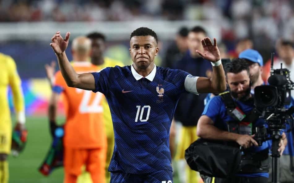 O francês Mbappé chegou aos quatro gols na Copa do Mundo (Foto: FRANCK FIFE / AFP)