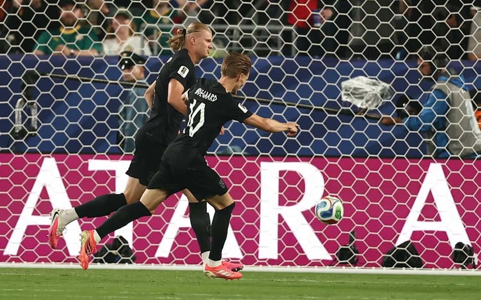 Erling Haaland comemora o segundo gol da Noruega sobre o Senegal. (Foto: Charly TRIBALLEAU / AFP)