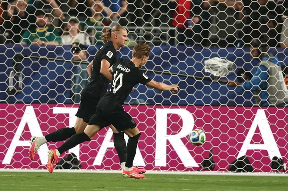 Erling Haaland comemora o segundo gol da Noruega sobre o Senegal. (Foto: Charly TRIBALLEAU / AFP)
