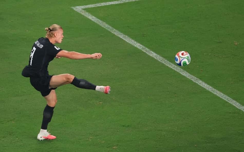 O norueguês Erling Haaland marca o terceiro gol na vitória sobre Senegal (Foto: Timothy A. CLARY / AFP)