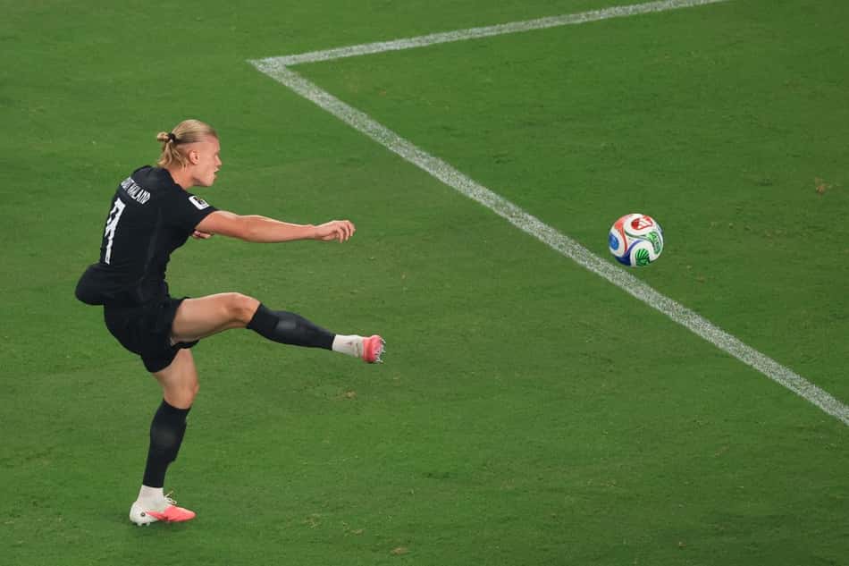 O norueguês Erling Haaland marca o terceiro gol na vitória sobre Senegal (Foto: Timothy A. CLARY / AFP)