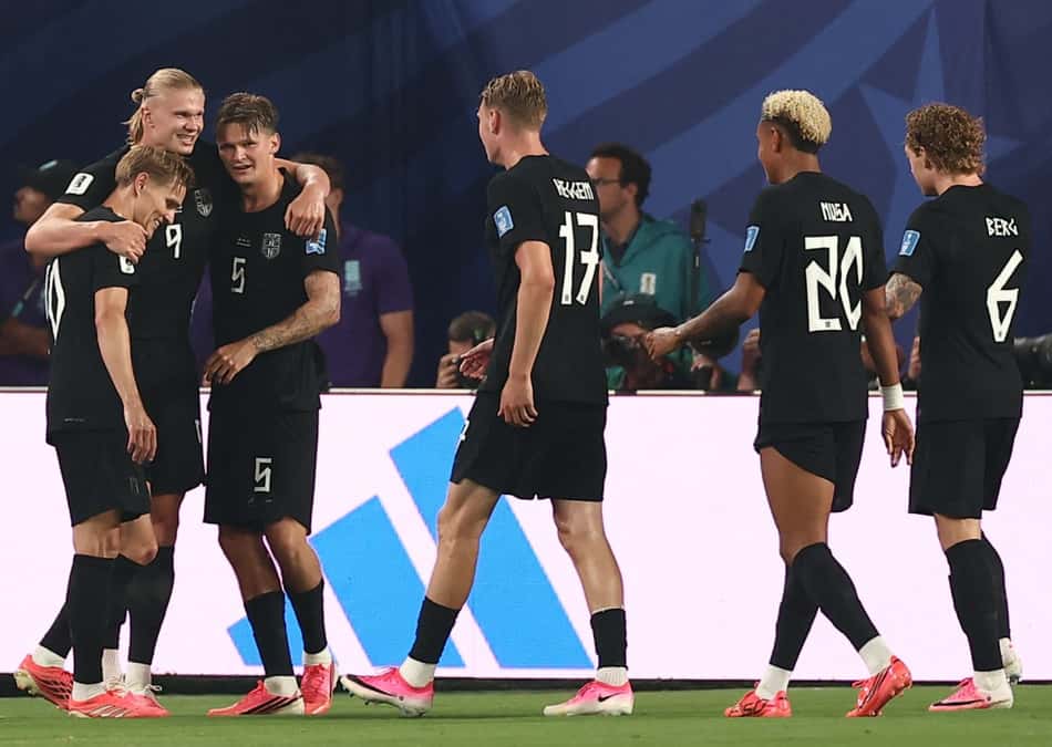 Camisa 9, Erling Haaland comemora o terceiro gol da Noruega sobre Senegal (Foto: Charly TRIBALLEAU / AFP)