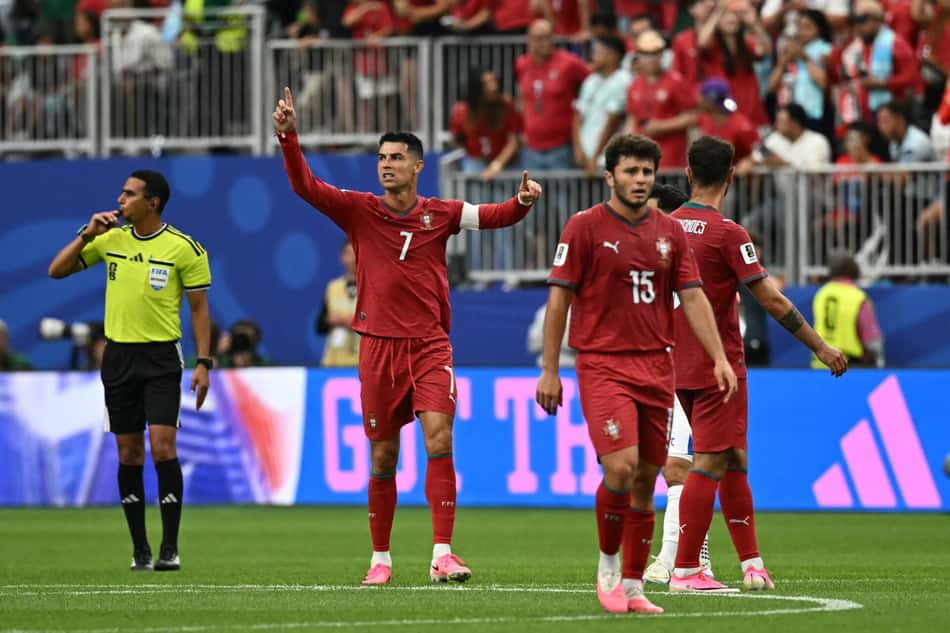 Cristiano Ronaldo e os jogadores de Portugal comemoram o terceiro gol marcado contra Uzbequistão na Copa do Mundo (Foto: PAUL ELLIS / AFP)