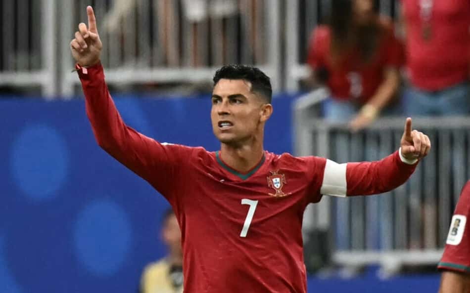 Cristiano Ronaldo e os jogadores de Portugal comemoram o terceiro gol marcado contra Uzbequistão pela Copa do Mundo