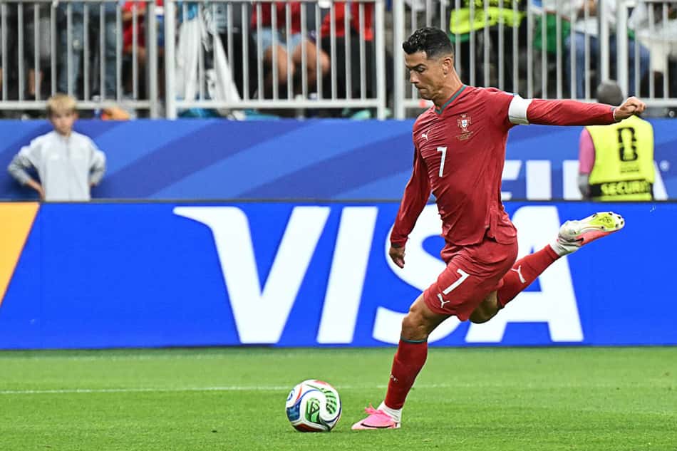 Cristiano Ronaldo chuta a bola em direção ao gol do Uzbequistão na Copa do Mundo de 2026