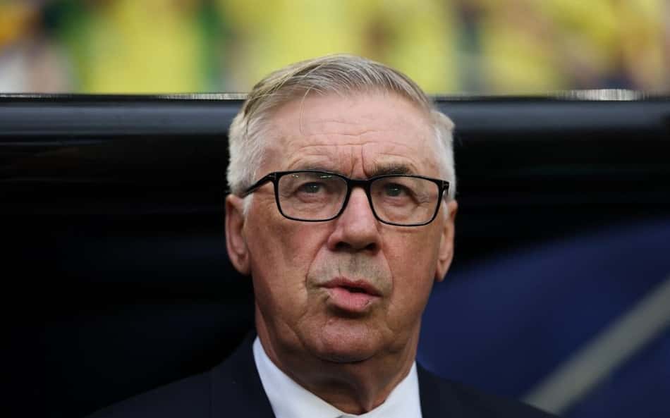 Carlo Ancelotti, técnico da Seleção Brasileira, no banco de reservas na Copa do Mundo
