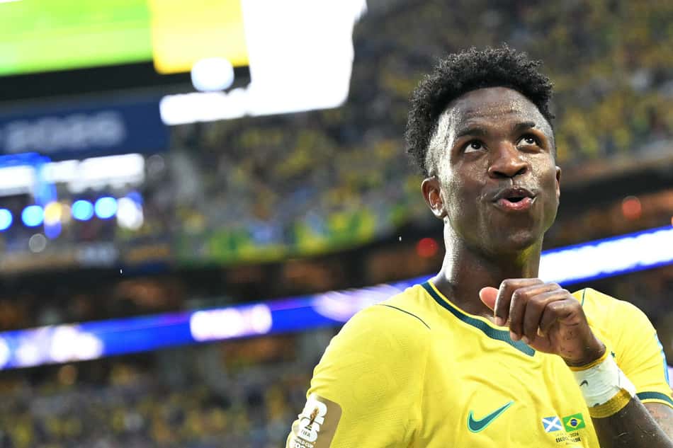 Vinicius Jr. comemorando o gol durante a vitória por 3 a 0 do Brasil contra a Escócia. Partida válida pela Copa do Mundo.