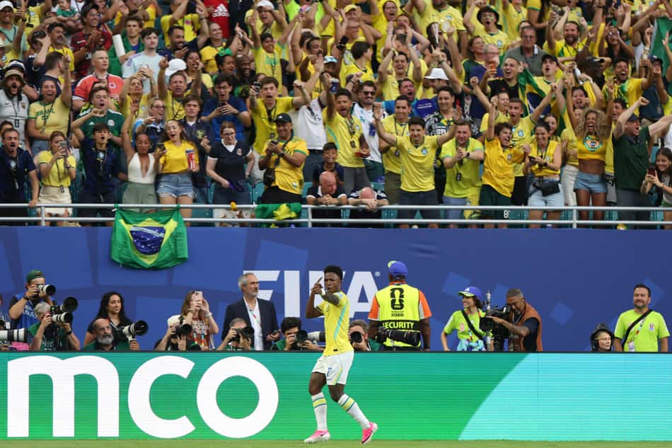 Vinicius Jr. celebrando o segundo gol dele na partida contra a Escócia.