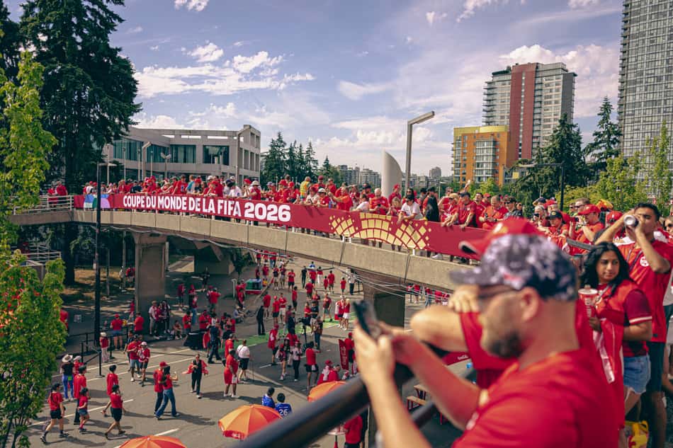 Torcedores do Canadá e da Suíça a caminho do estádio BC Place, Vanouver. Partida válida pela terceira rodada da fase de grupos da Copa do Mundo.