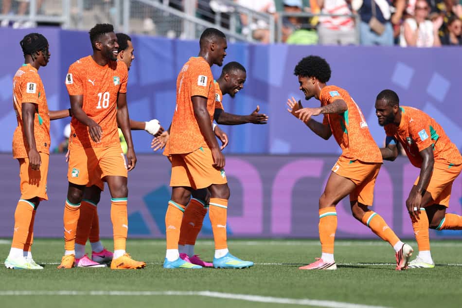 Jogadores da Costa do Marfim celebrando os gols da partida que classificou a equipe para a fase de mata-mata da Copa do Mundo.