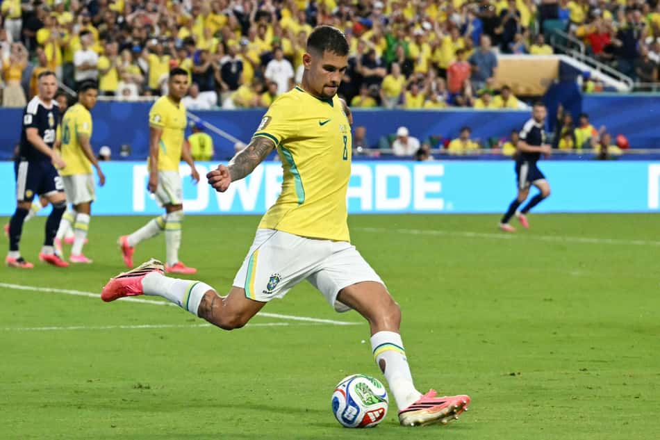 Bruno Guimarães chuta a bola na partida entre Brasil x Escócia pela Copa do Mundo