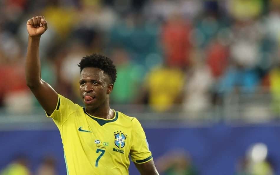 Ancelotti elogia Vini Jr e diz que brasileiro está entre os melhores do mundo