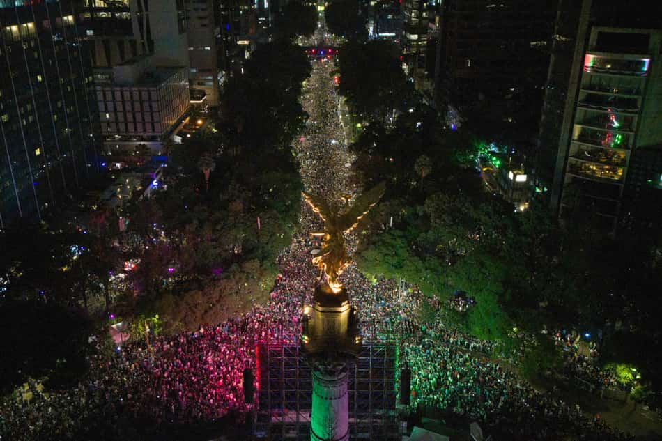Vista aérea da praça Anjo da Independencia, na Cidade do México, mostra uma multidão de torcedores celebrando a vitória da seleção