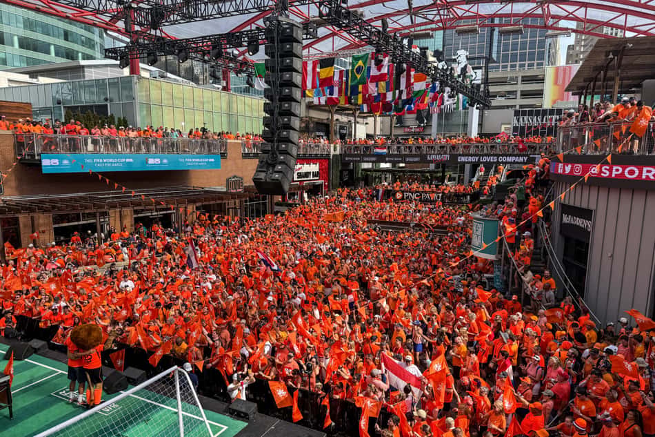 Vestidos de Laranja, torcedores da Holanda se concentram nas ruas de Kansas City antes do jogo contra a Tunísia pela Copa do Mundo de 2026