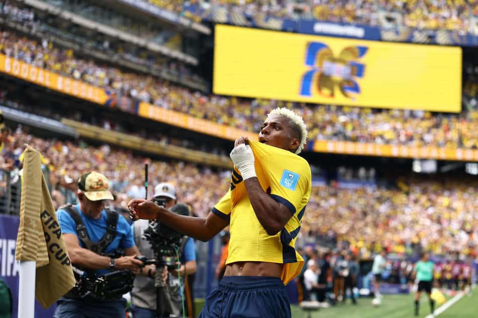 Angulo comemora gol beijando a camisa