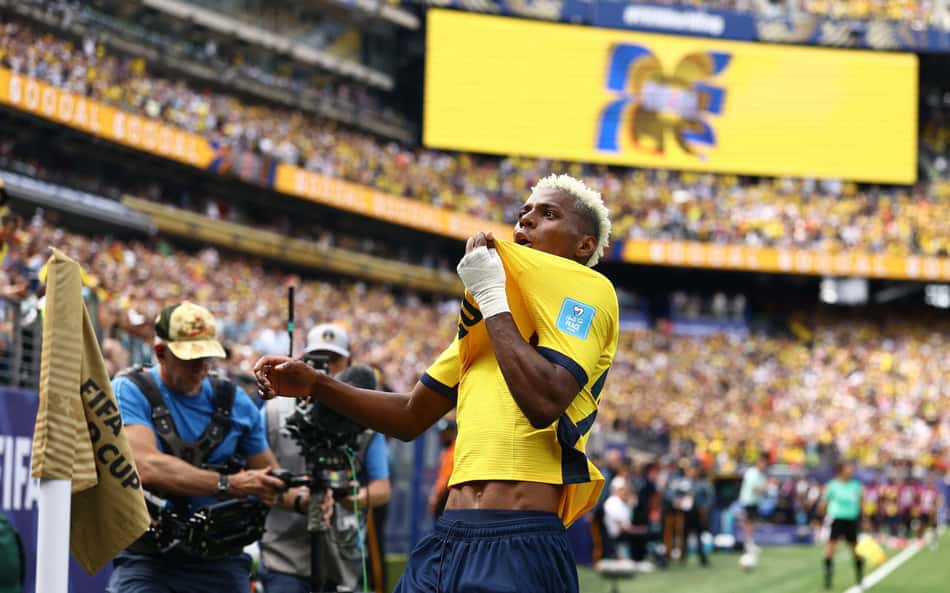 Angulo beija o escudo da camisa do Equador para celebrar o gol contra a Alemanha pela Copa do Mundo
