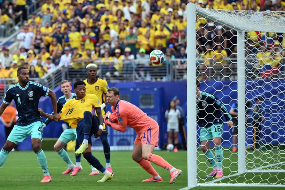 Gonzalo Plata ganha a dividida com o goleiro Neuer e marca o gol da vitória do Equador sobre a Alemanha na Copa do Mundo Photo by ANGELA WEISS / AFP)