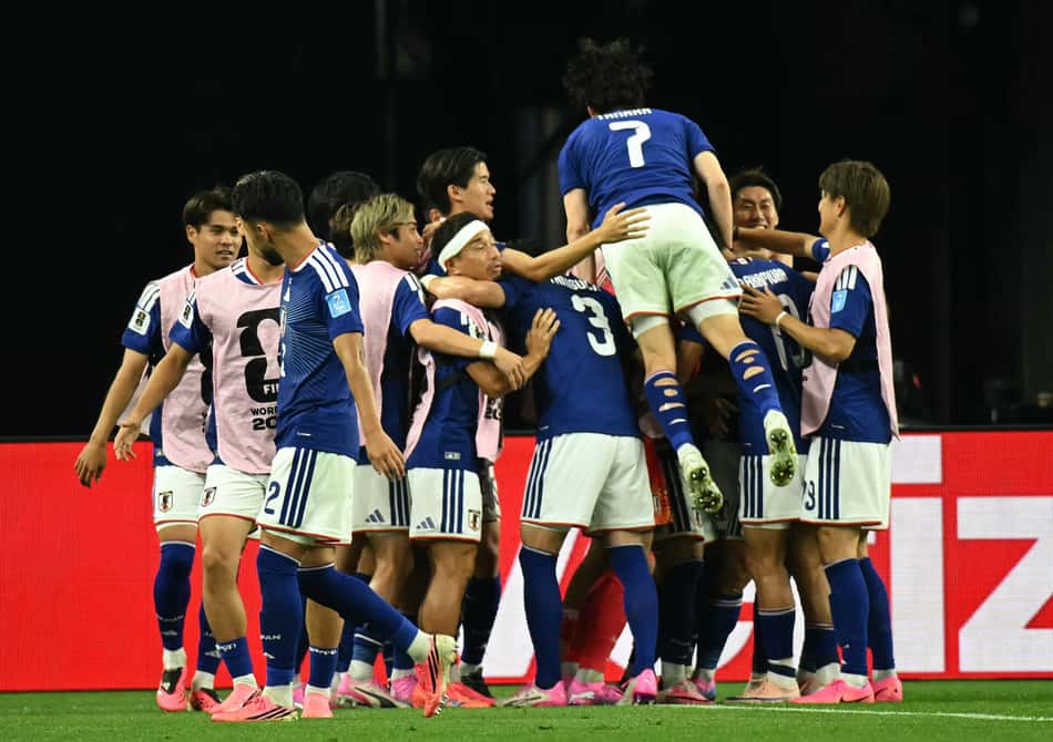 Jogadores do Japão comemorando gol contra a Suécia na Copa do Mundo