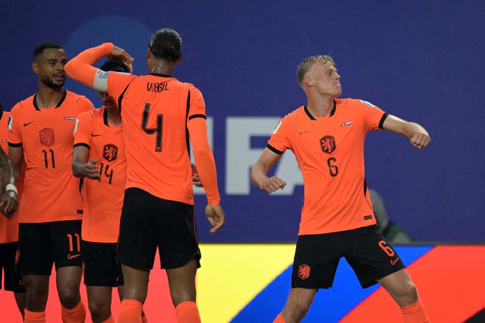 Jogadores da Holanda comemoram gol marcado