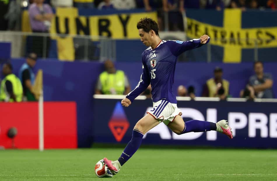 Daichi Kamada conduz a bola durante partida do Japão contra a Suécia na Copa do Mundo 2026