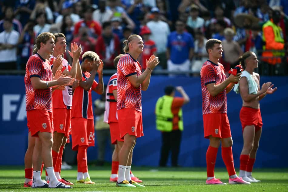 Equipe da Noruega, comandada pelo Haaland, agradecendo sua torcida.