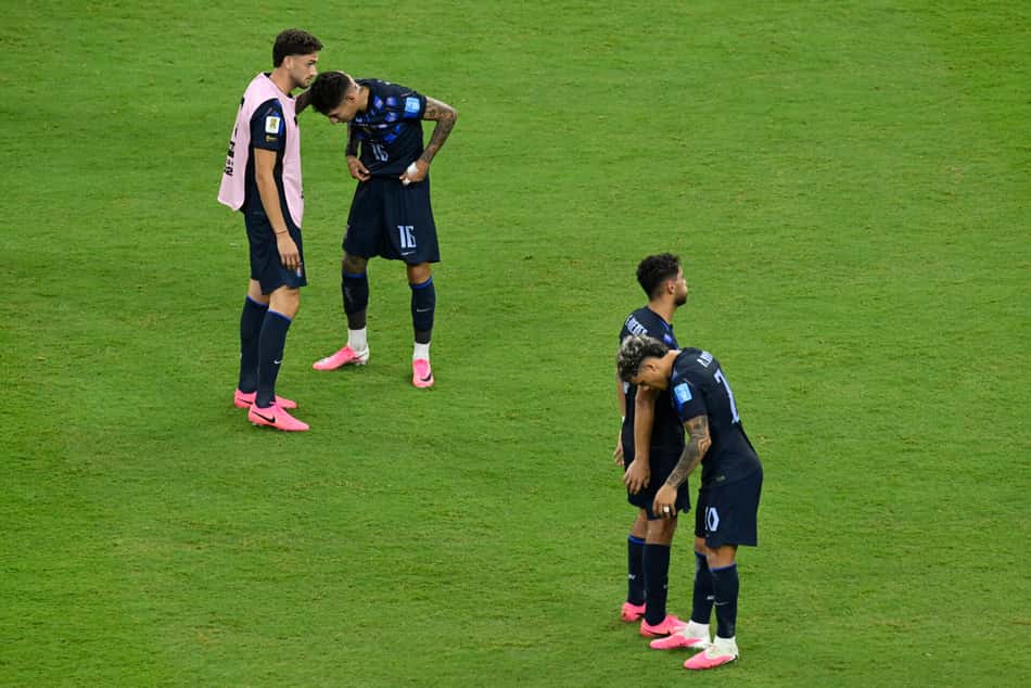 Jogadores do Uruguai cabisbaixos se consolam no gramado após a derrota para a Espanha, resultou que custou a queda precoce na Copa do Mundo