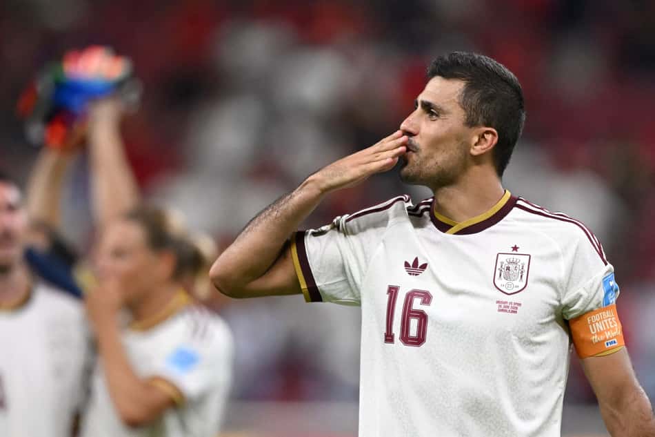 Rodri, da Espanha, manda beijo em comemoração