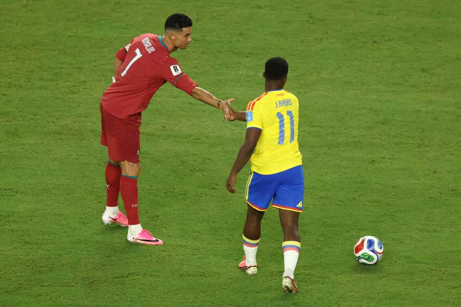 Jhon Arias e Cristiano Ronaldo durante partida da Copa do Mundo. Duelo válido pelo Grupo K.