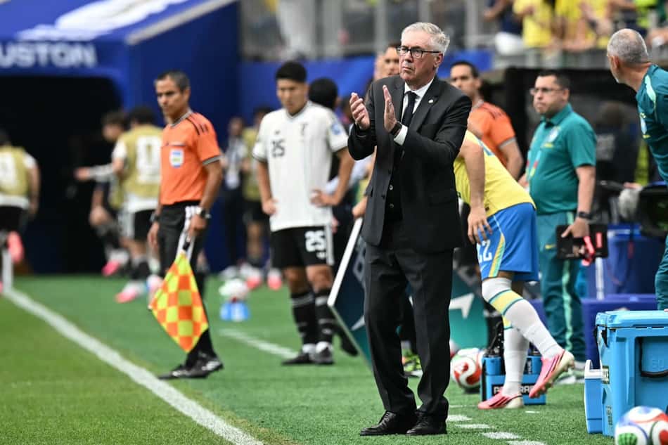 Ancelotti aplaude jogada do Brasil na beira do campo durante a partida contra o Japão na Copa do Mundo 2026