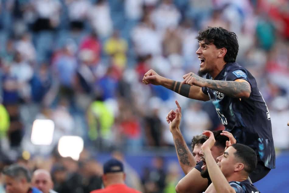 Gustavo Gómez celebra classificação do Paraguai na Copa do Mundo sendo erguido nos ombros por um companheiro de equipe