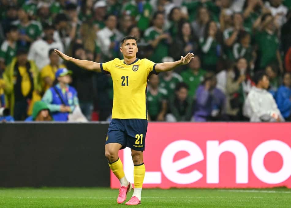 Alan Franco em ação na partida entre Equador e México pela segunda fase da Copa do Mundo