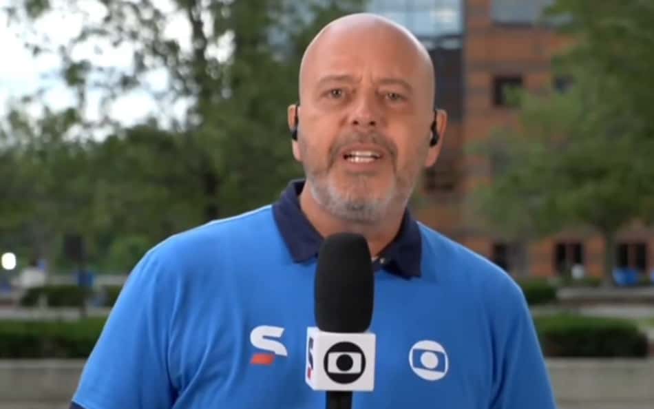 Alex Escobar com microfone e uniforme da Globo