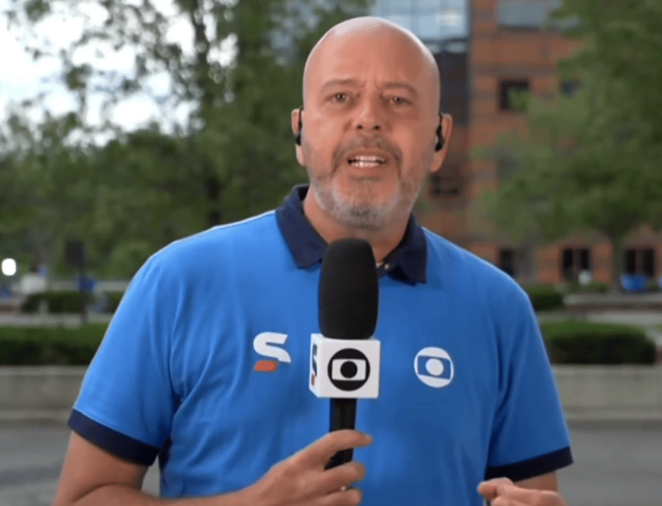 Alex Escobar com microfone e uniforme da Globo