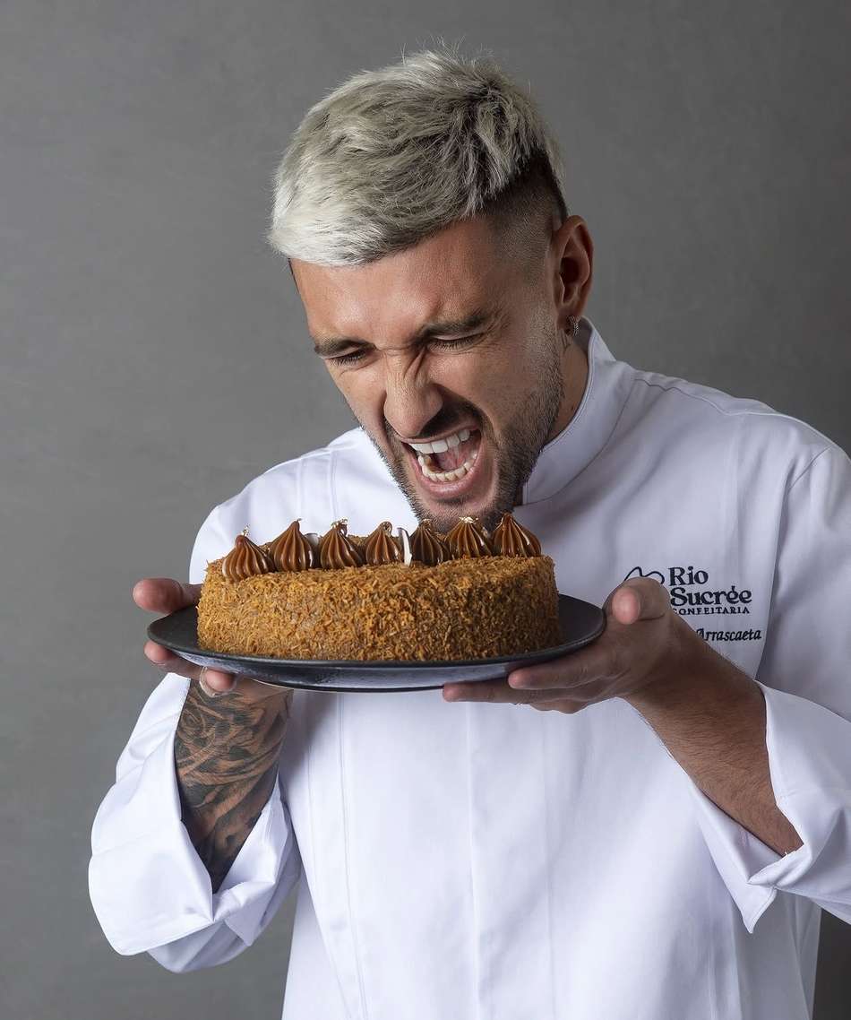 Arrascaeta, do Flamengo, com o "Bolo do Arrasca", da sua confeitaria no Rio de Janeiro 