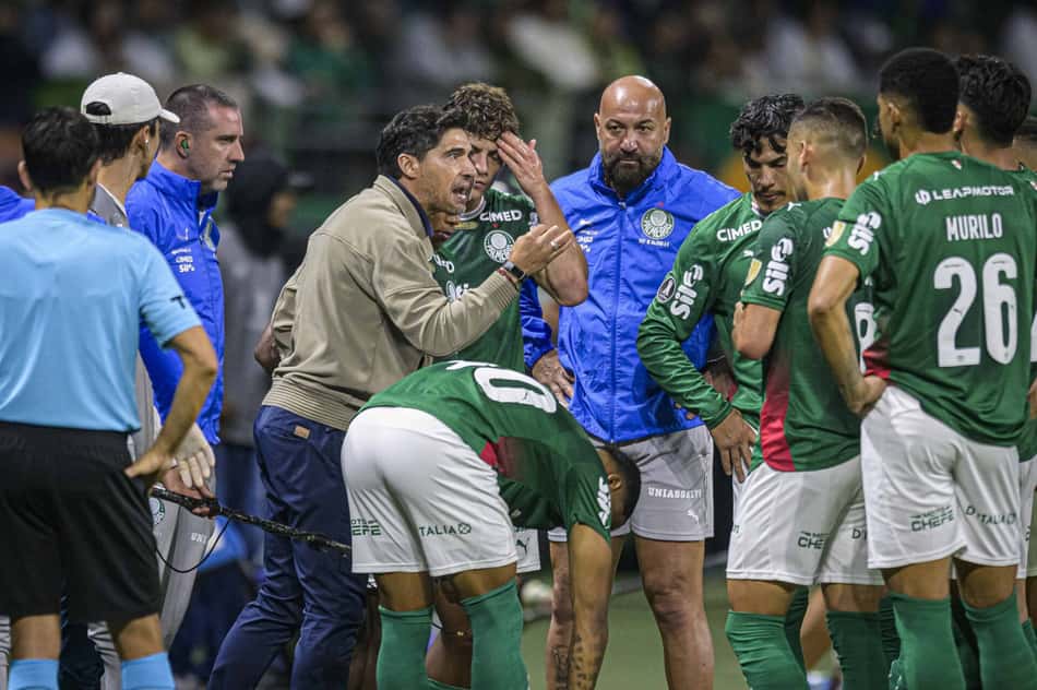 Abel Ferreira conversa com jogadores do Palmeiras durante jogo da Libertadores