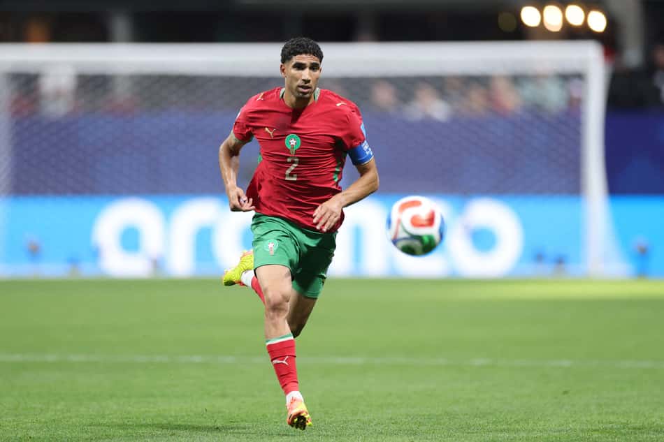 Achraf Hakimi corre em direção à bola