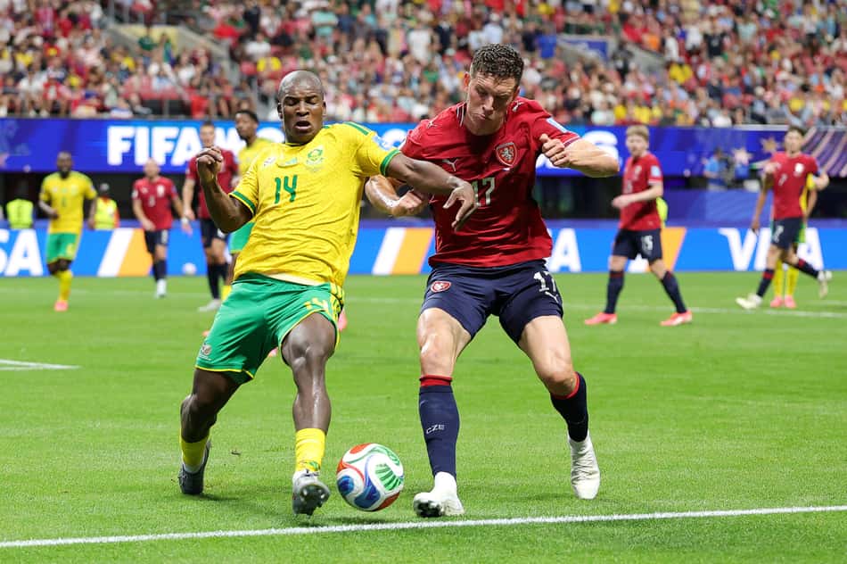 Jogadores de África do Sul e República Tcheca dividem bola