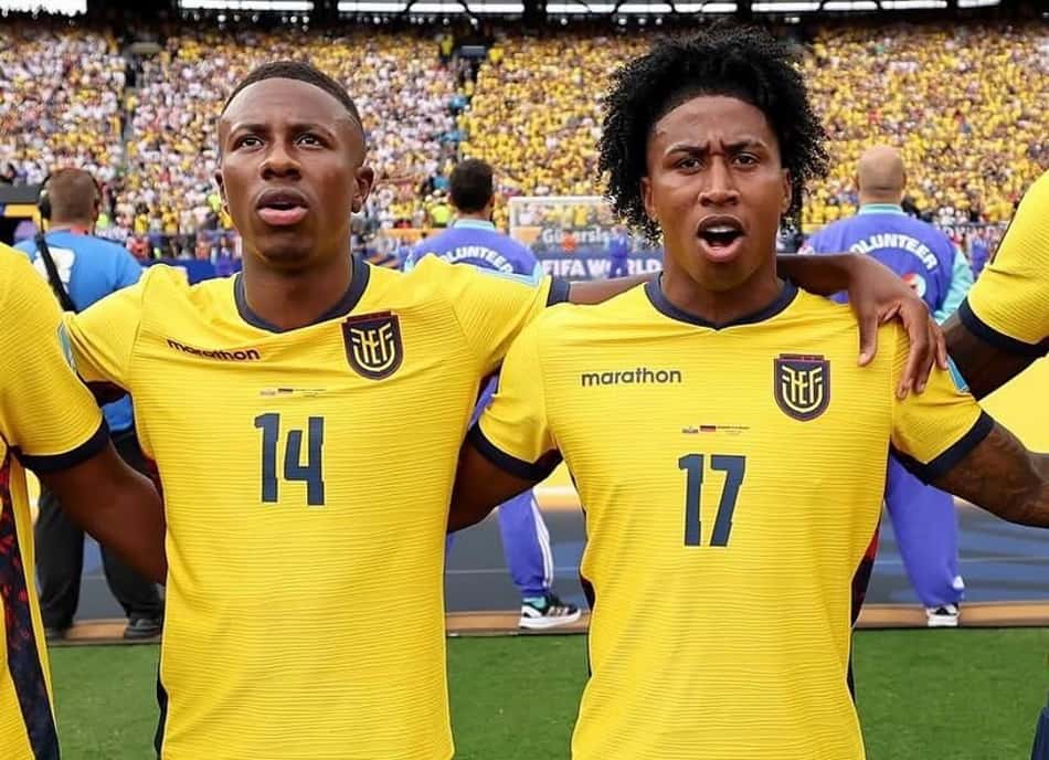 Alan Minda e Preciado durante hino do Equador na Copa do Mundo