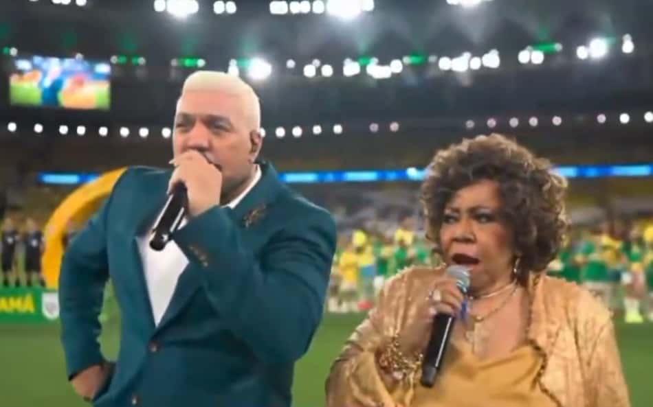 Alcione explica erro em dupla com Belo na hora do Hino Nacional